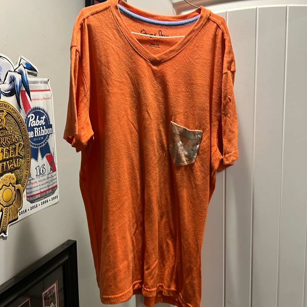 XL Chip and Pepper Cali v-neck short sleeve tee shirt